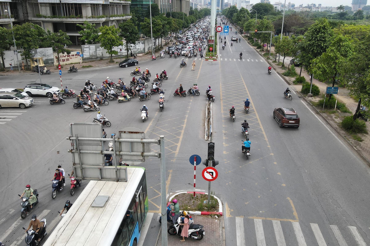 Tại nút giao Tố Hữu - Vũ Trọng Khánh, cấm các phương tiện rẽ trái từ đường Tố Hữu vào đường Vũ Trọng Khánh.