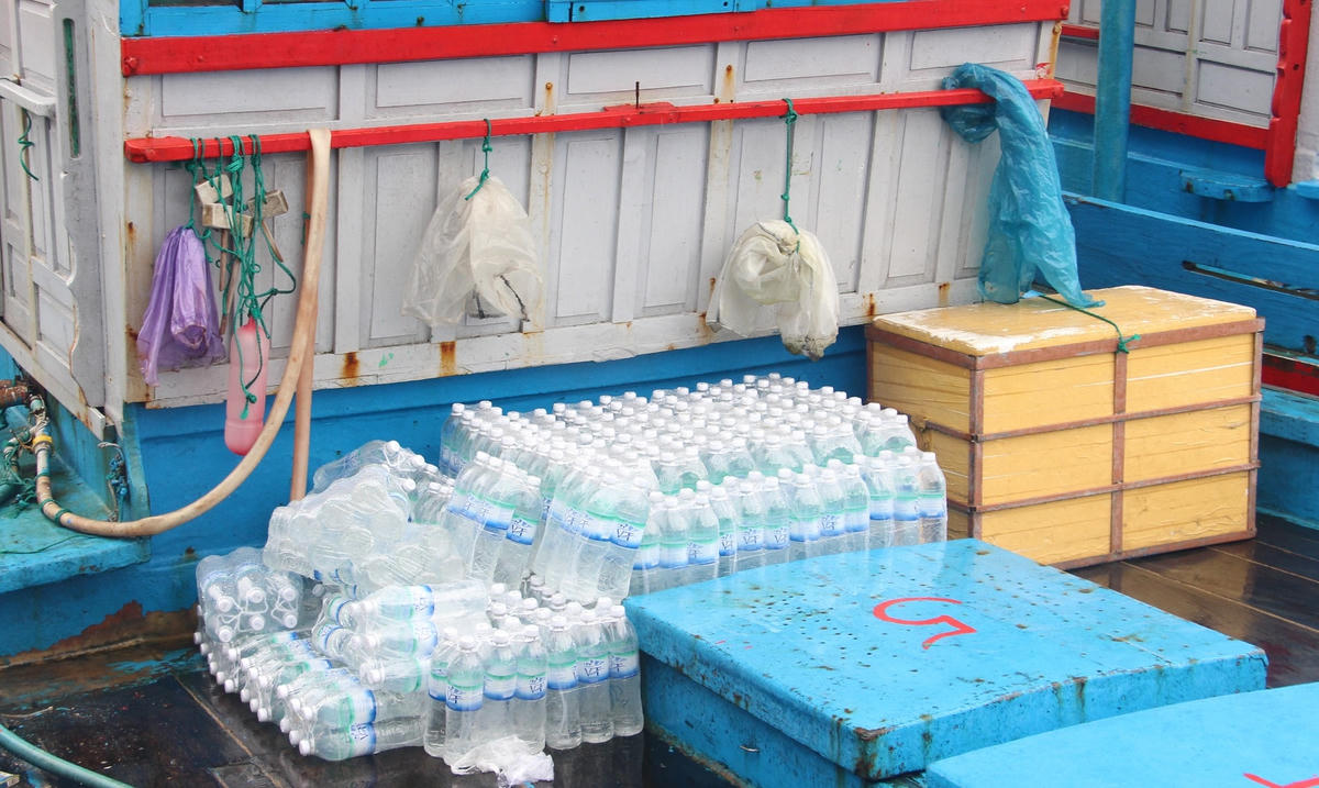 Nhu yếu phẩm ngư dân đưa lên tàu sẵn sàng vươn khơi.