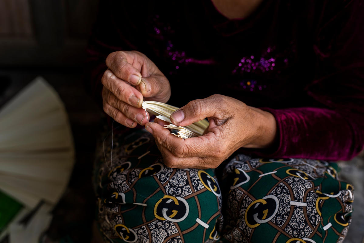 Ngồi tỉ mỉ khâu từng sợi chỉ, bà Đặng Thị Miên (SN 1964, xã Quảng Tân, TX Ba Đồn) cho biết: “Ở làng Hạ Thôn hầu như từ trẻ đến già, từ đàn bà đến đàn ông, người nào cũng biết làm nón. Nghề may nón tuy vất vả, tốn nhiều thời gian, công sức nhưng là nghề chính mang lại thu nhập cho người dân. Mỗi người có thể kiếm được từ 50.000 - 60.000 đồng/ngày từ nghề làm nón. Người dân nơi đây thường làm nón vào thời gian rảnh để kiếm thêm thu nhập ngoài việc làm nông”.