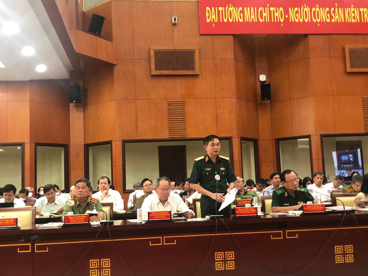 Thiếu tướng Nguyễn Hoàng Nhiên, Viện trưởng Viện Lịch sử Quân sự Việt Nam - Bộ Quốc phòng phát biểu tham luận tại Hội thảo (Ảnh: Hồng Phúc).