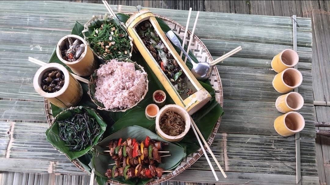 Các món ăn dân giã nhưng tràn đầy bản sắc văn hóa địa phương được trình bày bắt mắt.