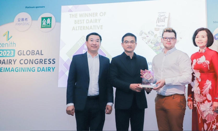 Đại diện Vinamilk nhận giải “Quán quân” ở hạng mục “Sản phẩm thay thế sữa tốt nhất” (Best Dairy Alternative) cho sản phẩm Sữa 9 Loại Hạt Vinamilk Super Nut tại Hội Nghị Sữa Toàn Cầu 2023 (World Dairy Innovation Awards 2023) diễn ra tại Anh Quốc tháng 6 vừa qua.