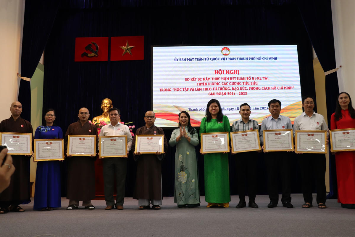 Chủ tịch Ủy ban MTTQ Việt Nam TP HCM Trần Kim Yến trao Bằng khen cho các cá nhân và tập thể tại hội nghị.