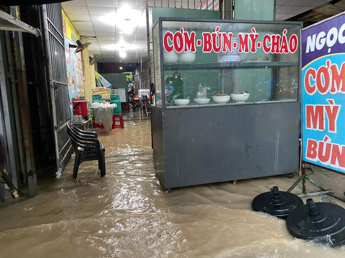 Một số quán ăn trên đường Quang Trung, thị trấn Ái Nghĩa bị ngập nước.