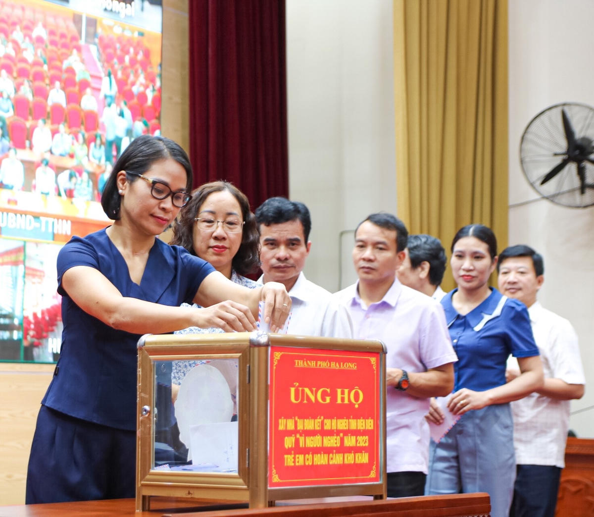 Cán bộ, công chức, viên chức, người lao động... tham gia ủng hộ.  