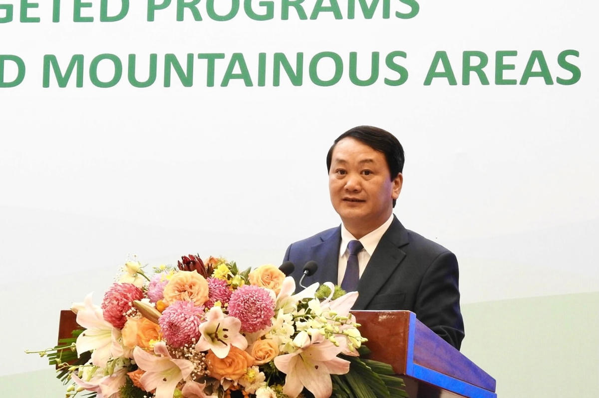 Ủy viên Ban Chấp hành Trung ương Đảng, Bộ trưởng, Chủ nhiệm Ủy ban Dân tộc Hầu A Lềnh phát biểu khai mạc Hội thảo.