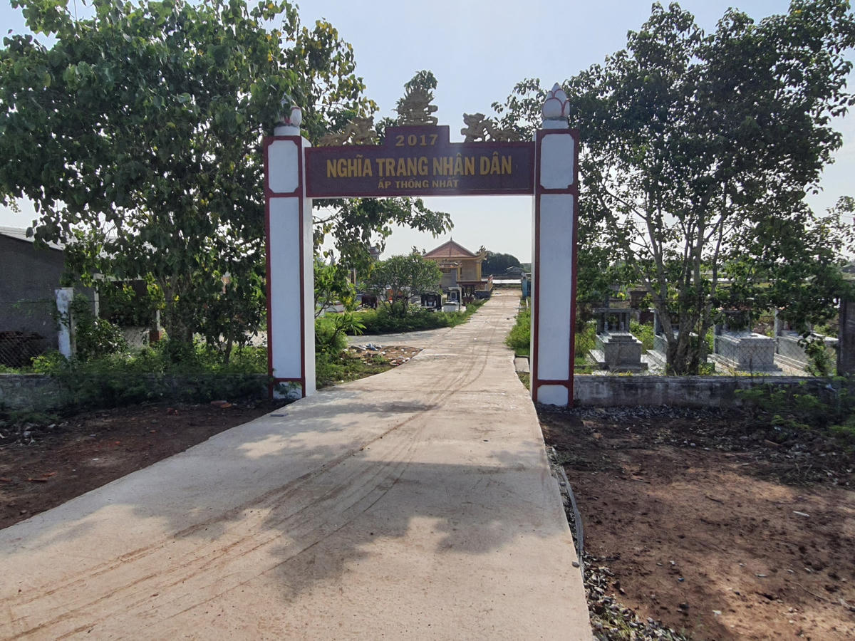 Khu nghĩa trang nhân dân ấp Thống Nhất đã bị xẻ thịt phân lô bán khiến người dân vô cùng bức xúc. 