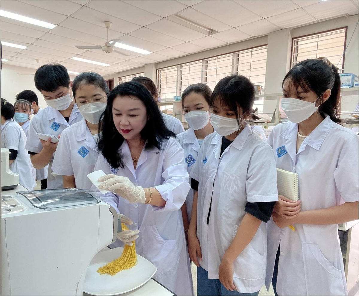 GS Nguyễn Minh Thủy hướng dẫn sinh viên trong giờ thực hành tại Trường Đại học Cần Thơ.  