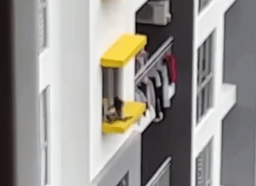 Sự việc được hàng xóm gần đó ghi lại khiến nhiều người thót tim (Ảnh cắt từ clip).