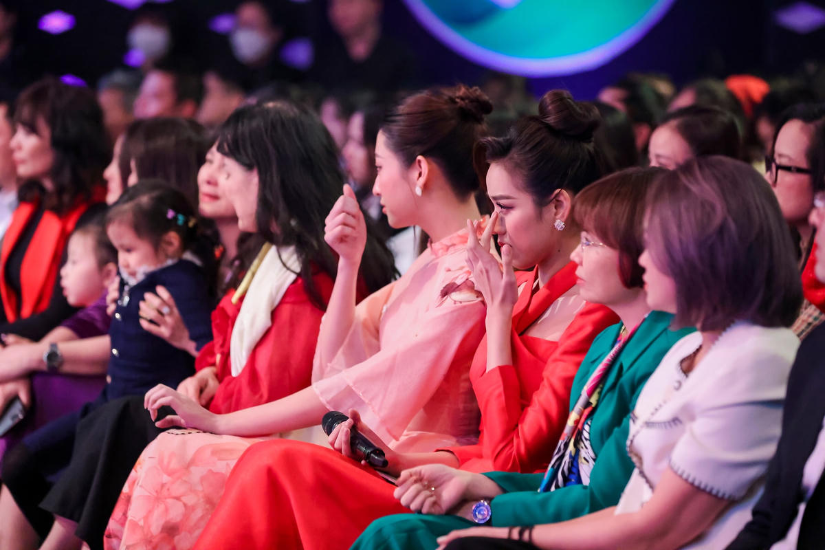 Hai nàng Hậu không kìm được nước mắt khi nghe về hoàn cảnh của 2 em. 