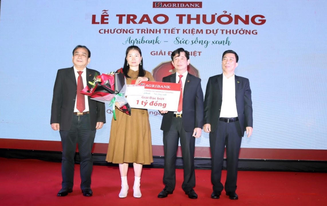 Ban lãnh đạo chi nhánh Agribank Bắc Quảng Bình chụp ảnh cùng khách hàng Trương Thị Hương Hoa.