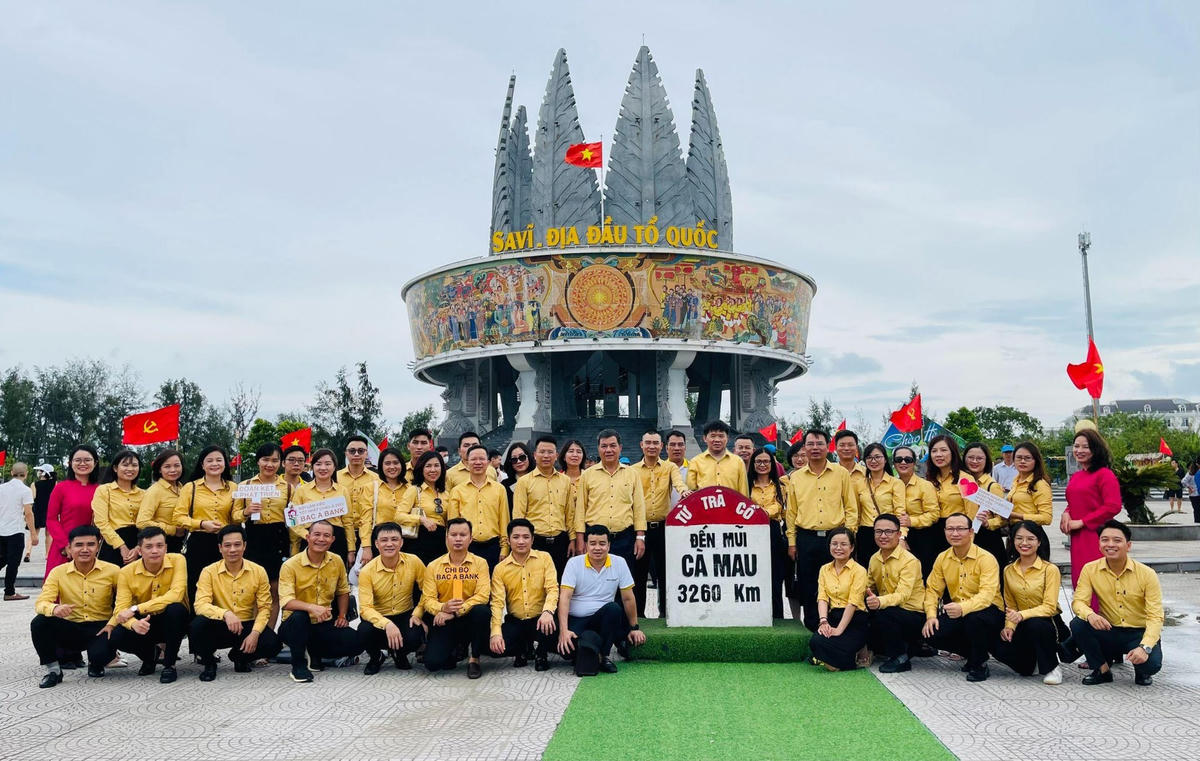 Chi bộ Ngân hàng TMCP Bắc Á tham quan mũi Sa Vĩ – nơi địa đầu thiêng liêng của Tổ quốc.