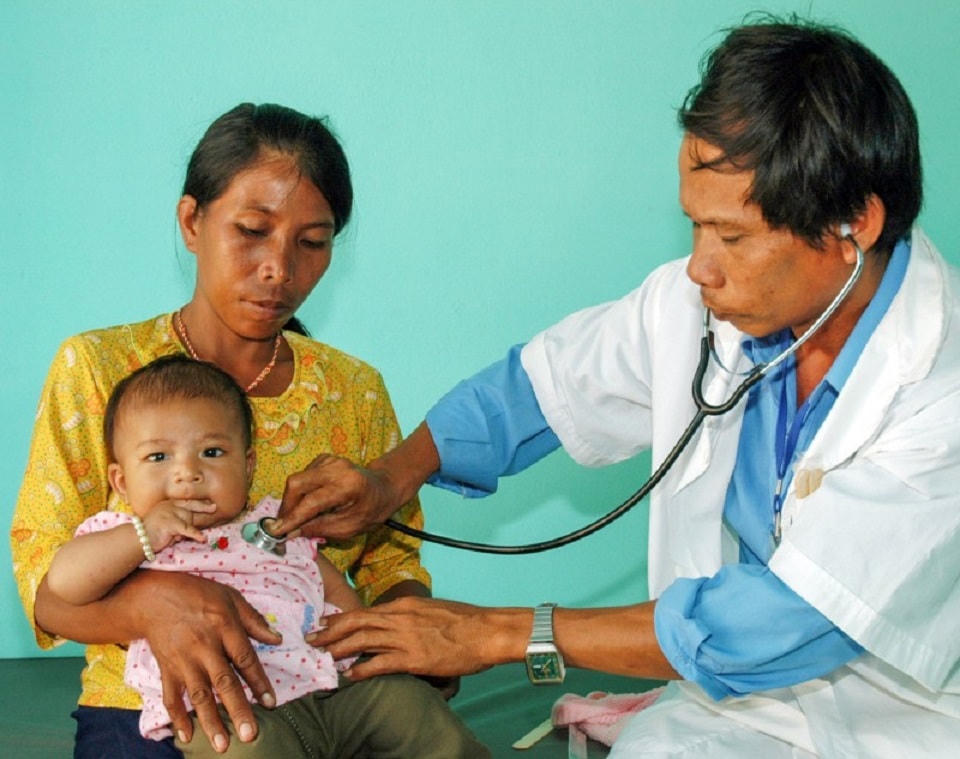 Khám, chữa bệnh cho trẻ em dân tộc thiểu số xã Phan Dũng (huyện Tuy Phong, tỉnh Bình Thuận) Ảnh: Hương Giang.