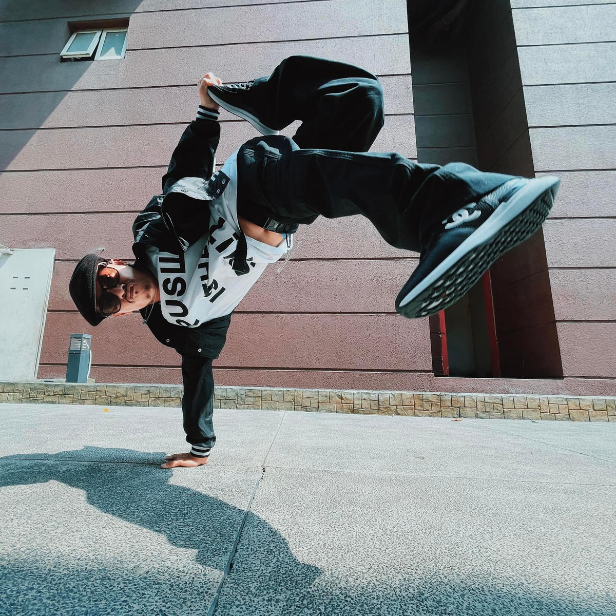 Việt Max thích diện các bộ cánh rộng giúp nam dancer dễ dàng thể hiện các điệu nhảy điêu luyện của mình ở bất cứ nơi đâu.