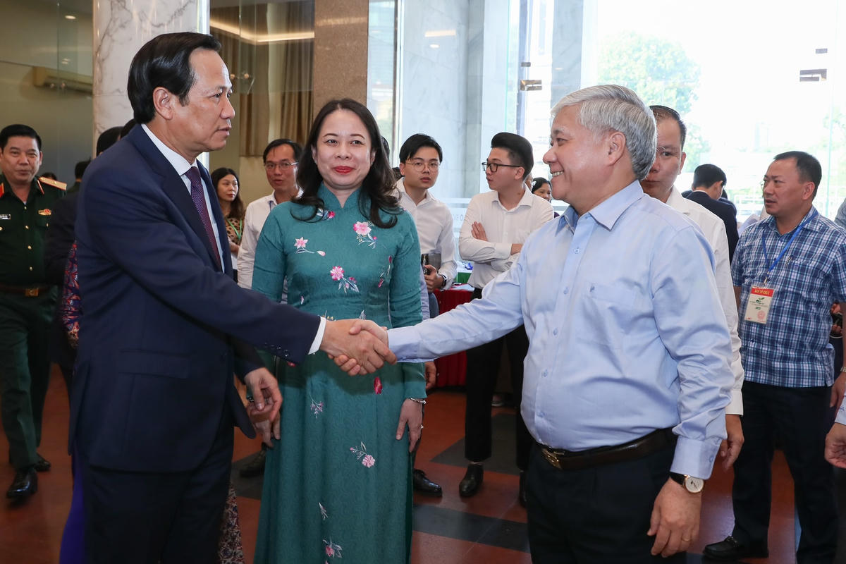 [ẢNH] Nhiều doanh nghiệp, người dân đến ủng hộ Quỹ 'Vì người nghèo' và chương trình an sinh xã hội 
