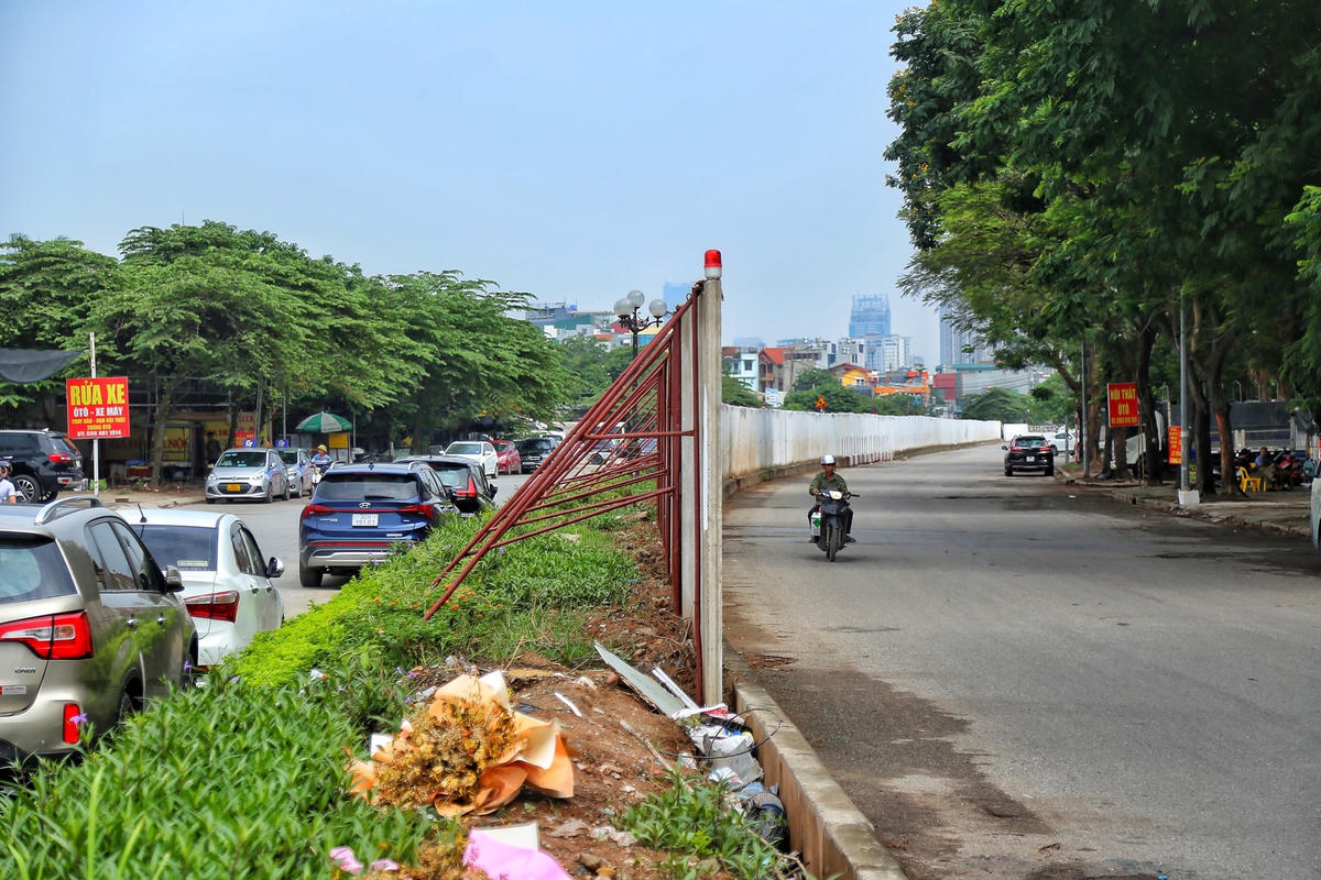 Sau khi rào chắn được dựng kiên cố nhiều người dân buộc phải đi ngược chiều.