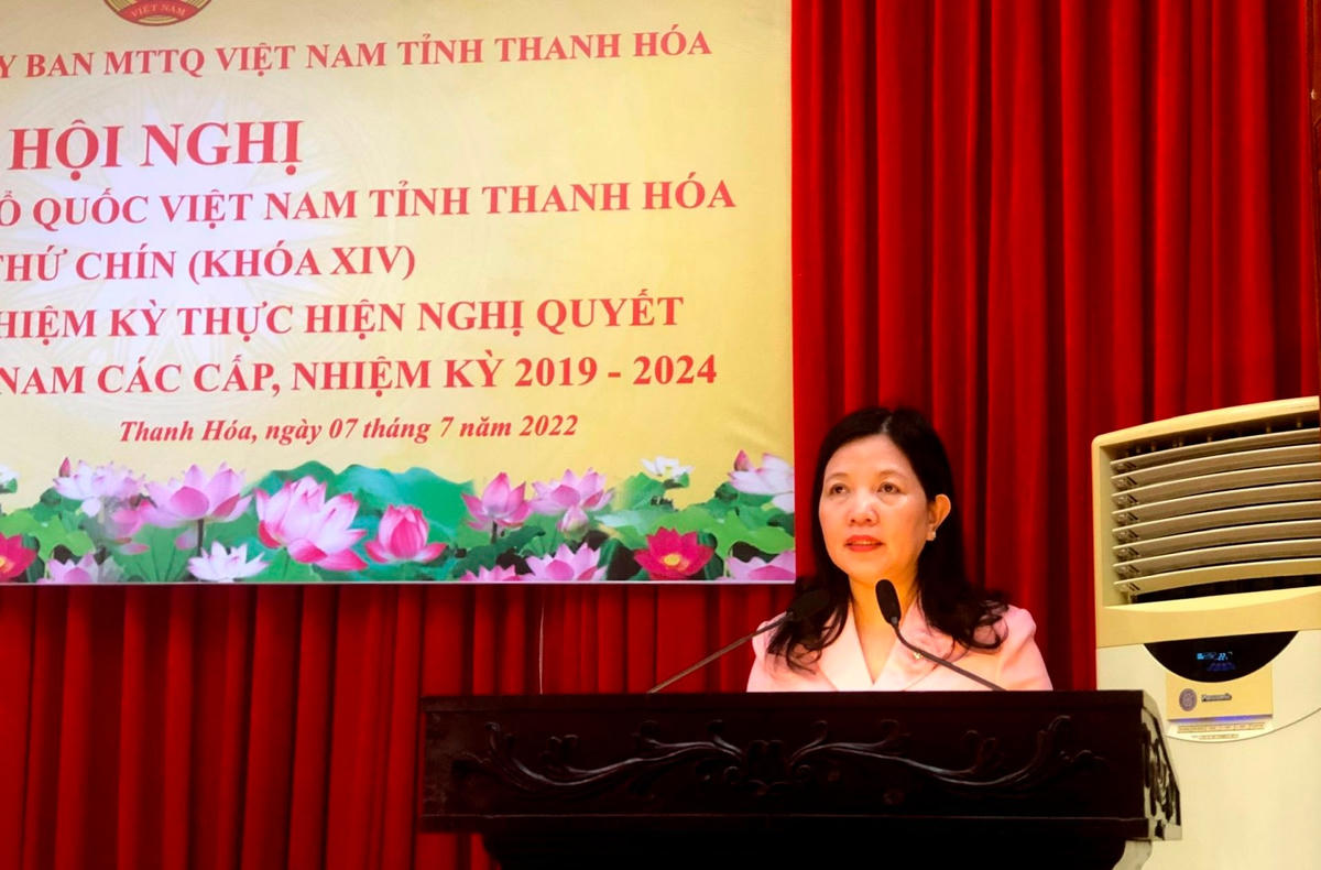 Bà Phạm Thị Thanh Thủy, Chủ tịch UBMTTQ, Trưởng Ban Dân vận tỉnh Thanh Hóa biểu dương, ghi nhận và đánh giá cao những kết quả mà MTTQ các cấp và các tổ chức thành viên đã đạt được trong 6 tháng đầu năm 2022.