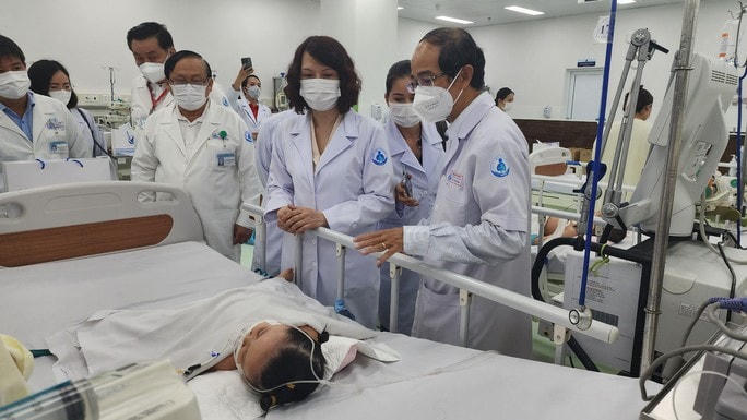Đoàn bác sĩ của Bộ Y tế trao đổi tình hình điều trị bệnh tay chân miệng cùng nhân viên y tế Bệnh viện Nhi đồng 1 (TPHCM).