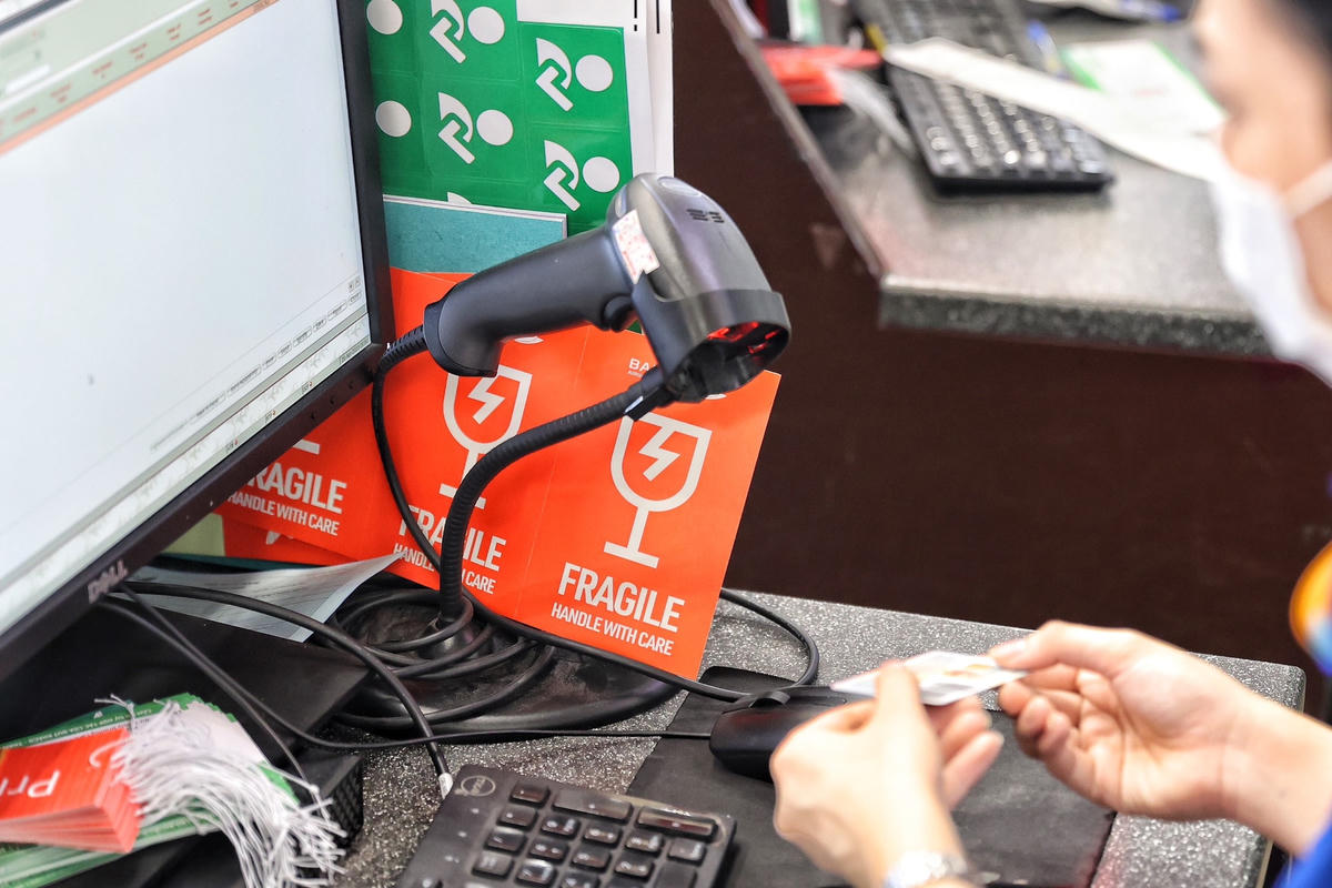 Theo ghi nhận của PV Báo Đại Đoàn Kết Online, hành khách khi làm thủ tục hàng không, chỉ cần xuất trình CCCD gắn chip, quét vào hệ thống sẽ nhận diện được hành khách giúp cho các thủ tục được diễn ra nhanh chóng.