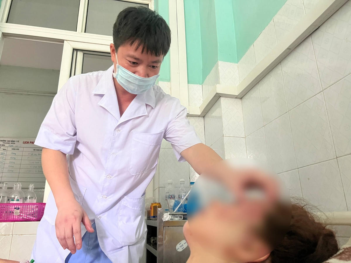 Chị V. được đưa đi viện trong tình trạng tổn thương nhiều vùng trên cơ thể.