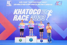 Trao giải chạy Khatoco năm 2023 .