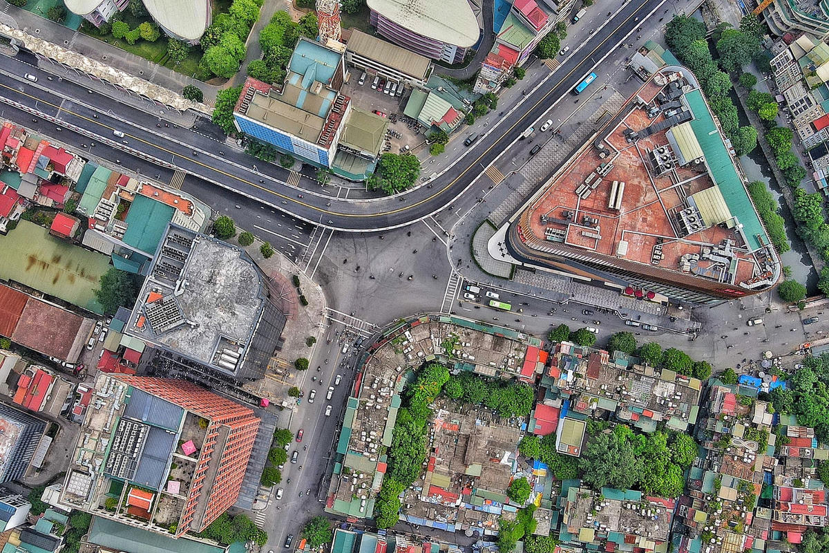 Khu vực nút giao Lương Định Của - Phạm Ngọc Thạch, cấm các phương tiện quay đầu trên đường Phạm Ngọc Thạch (theo hướng từ cầu vượt đến nút giao Lương Định Của); Cấm các phương tiện ôtô trên đường Phạm Ngọc Thạch (hướng từ Đào Duy Anh đi Chùa Bộc) rẽ trái vào phố Lương Định Của.Các phương tiện ôtô từ Phạm Ngọc Thạch rẽ trái vào Lương Định Của đi theo các hướng: Phạm Ngọc Thạch - Đào Duy Anh - Hoàng Tích Trí - Lương Định Của hoặc Phạm Ngọc Thạch - Đông Tác - Lương Định Của hoặc quay đầu tại điểm mở dải phân cách trên đường Phạm Ngọc Thạch (gầm cầu vượt) đi Lương Định Của.