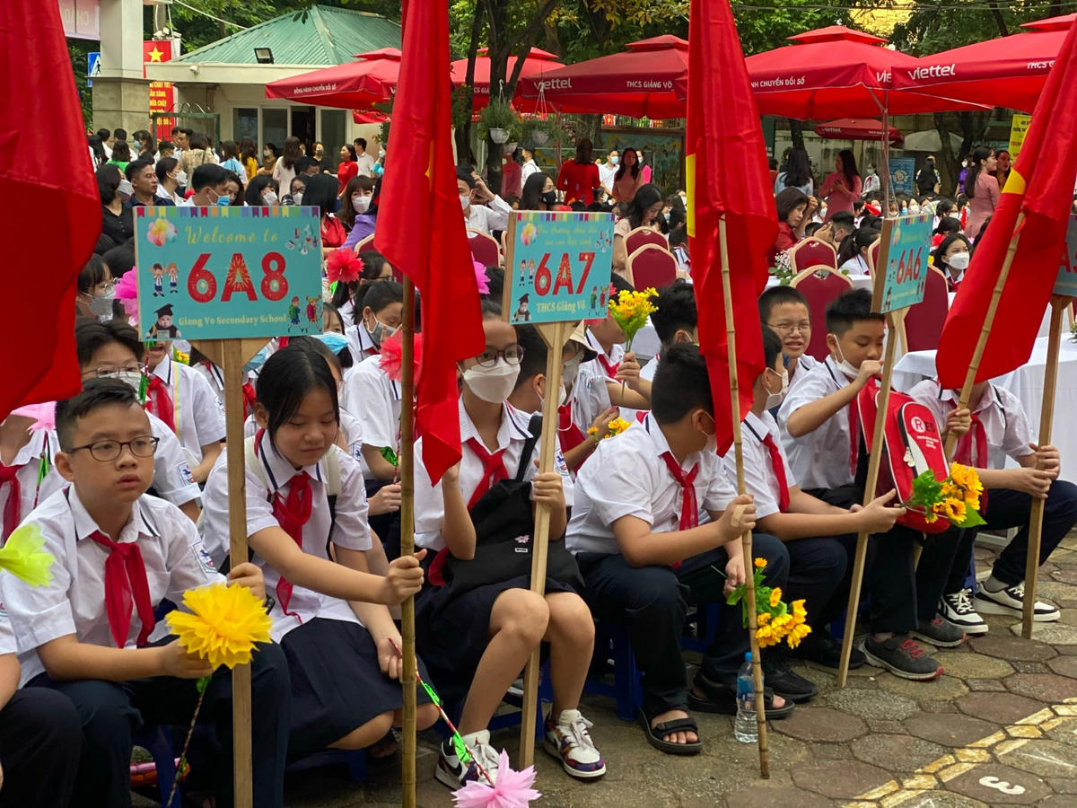 Phó Chủ tịch UBND TP Hà Nội đánh trống khai giảng năm học mới