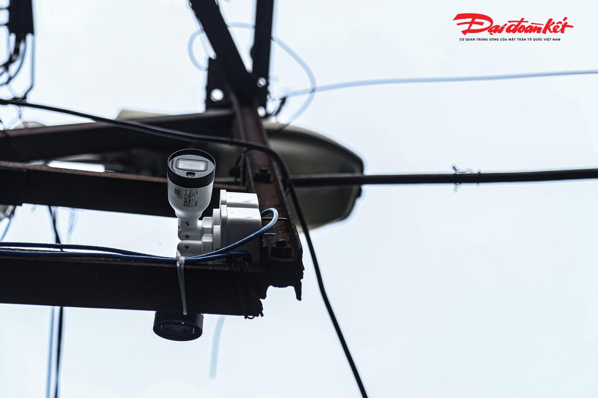 Lãnh đạo Công ty CP Đường sắt Hà Hải cho biết, qua camera giám sát trên cầu từ ngày 7/6 đến hết ngày 11/6, đã có 2.216 xe máy thồ, 138 xe ba gác lên cầu. Trong hai ngày 11 và 15/6, có ô tô con dịch vụ vận tải cố tình lên cầu. Đối với những vụ vi phạm này, Công ty CP Đường sắt Hà Hải đã gửi thông tin, hình ảnh trích xuất camera đến Phòng 9, Cục Cảnh sát giao thông để xử lý theo quy định và đề xuất phạt nguội. 