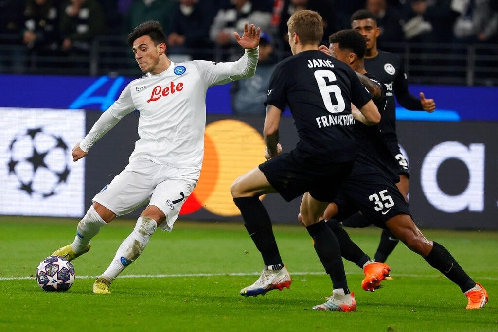 Napoli chơi tấn công hiệu quả dù phải làm khách trên sân của Frankfurt (Ảnh: AP).