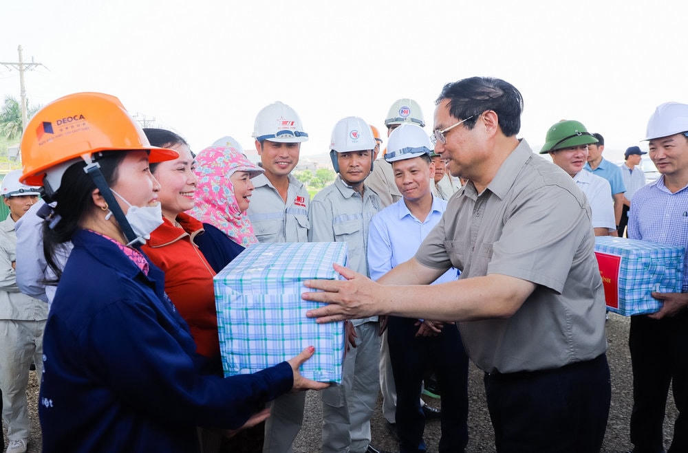 Thủ tướng Phạm Minh Chính tặng quà cho cán bộ, công nhân của nhà thầu đang làm việc xuyên ngày lễ tại dự án.