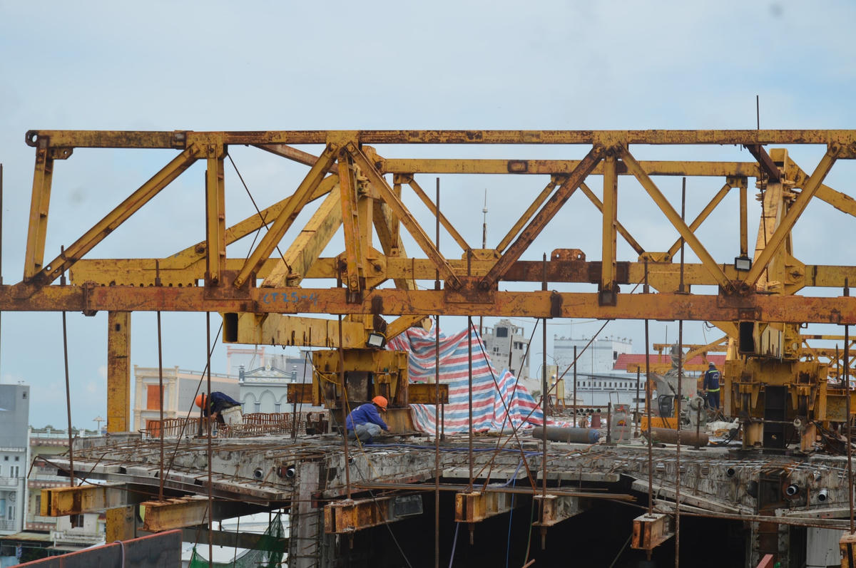 Hiện có khoảng 100 kỹ sư, công nhân, giám sát làm việc xuyên suốt trên công trường.