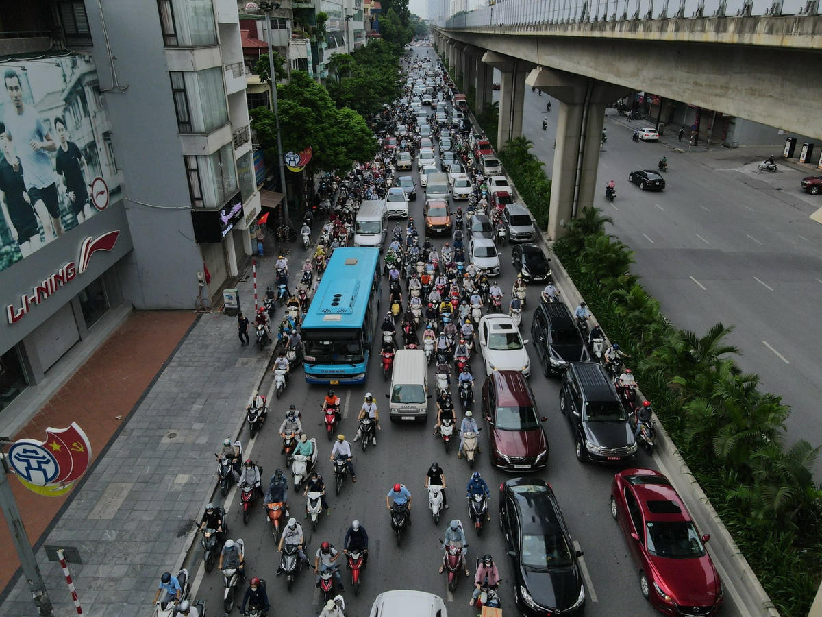 Sáng 5/9, mật độ giao thông tại Hà Nội đông đúc trở lại. Nhiều tuyến đường ùn ứ, hàng dài phương tiện nối đuôi nhau.