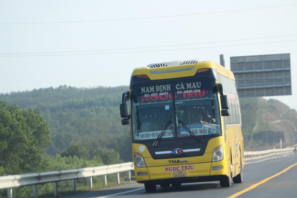 Nhộn nhịp trên tuyến cao tốc Cam Lộ - La Sơn sau hơn 1 tháng đưa vào khai thác