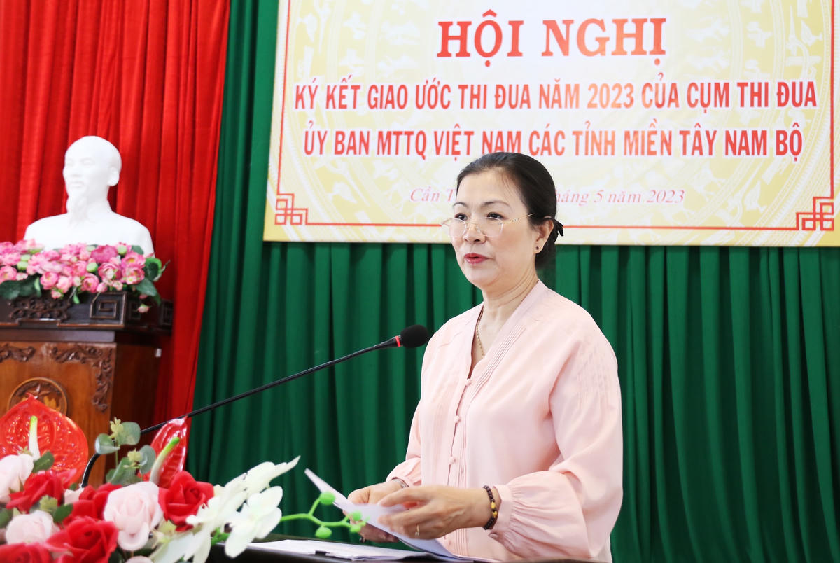 Phó Chủ tịch Trương Thị Ngọc Ánh định hướng về nội dung tại hội nghị. 