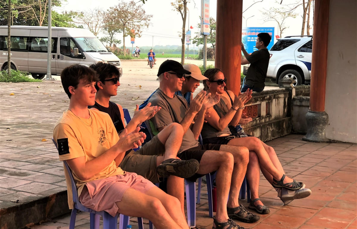Đoàn du khách vỗ tay sau khi thưởng thức màn trình diễn của các nghệ sĩ múa rối.