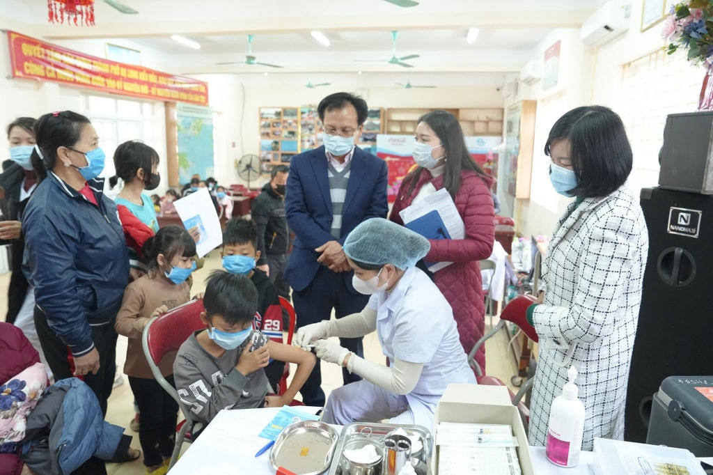 CDC Quảng Ninh, Trung tâm Y tế TP Hạ Long kiểm tra, giám sát hoạt động tiêm chủng vaccine phòng sởi cho các trường hợp đủ điều kiện tiêm chủng tại khu 8, phường Hà Phong (TP Hạ Long). Ảnh: CDC Quảng Ninh.