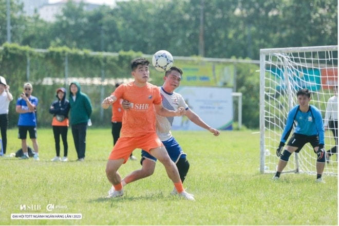 Cầu thủ SHB trong màn tranh bóng kịch tính.