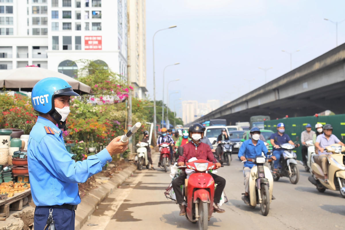 Dù có mặt của lực lượng Thanh tra giao thông nhưng tình trạng ùn tắc giao thông tại đây vẫn không thuyên giảm.