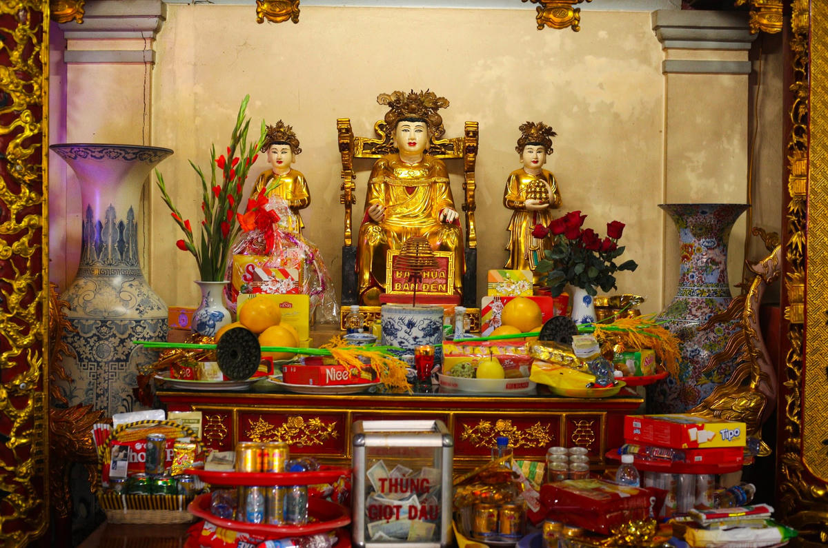 Theo truyền thuyết, Mẫu Liễu Hạnh là một trong 4 vị thánh Tứ Bất tử. Bà vốn là con gái thứ hai của Ngọc Hoàng Thượng đế, 3 lần giáng trần. Bà đã được các triều đại phong kiến từ thời nhà Hậu Lê đến thời nhà Nguyễn cấp nhiều Sắc, tôn phong là "Mẫu nghi thiên hạ - Mẹ của muôn dân", "Chế Thắng Hòa Diệu đại vương" và cuối cùng quy y cửa Phật theo lối bán tu rồi thành đạo là Mã Vàng Bồ Tát.