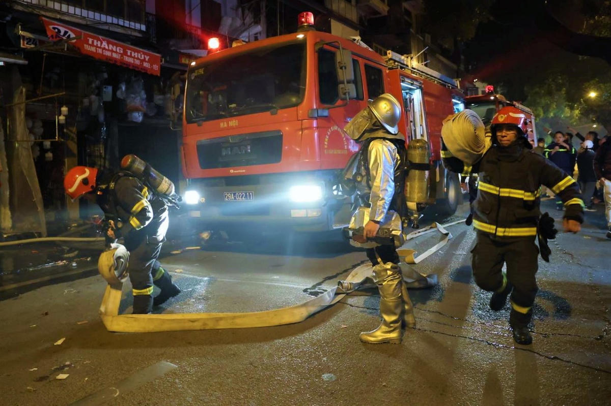 Lực lượng Cảnh sát PCCC triển khai chữa cháy căn nhà trong ngõ phố Hàng Mã. Ảnh: VietNamNet.