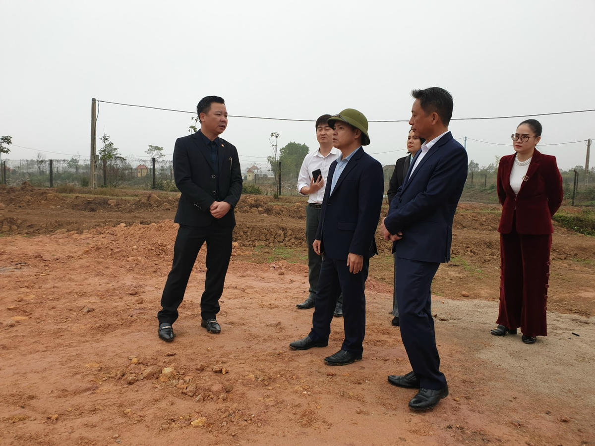Ông Nguyễn Sỹ Trường - Phó Chủ tịch Ủy ban MTTQ TP Hà Nội cùng đoàn công tác giám sát việc đền bù, giải phóng mặt bằng tại huyện Sóc Sơn. Ảnh: Thế Khánh.