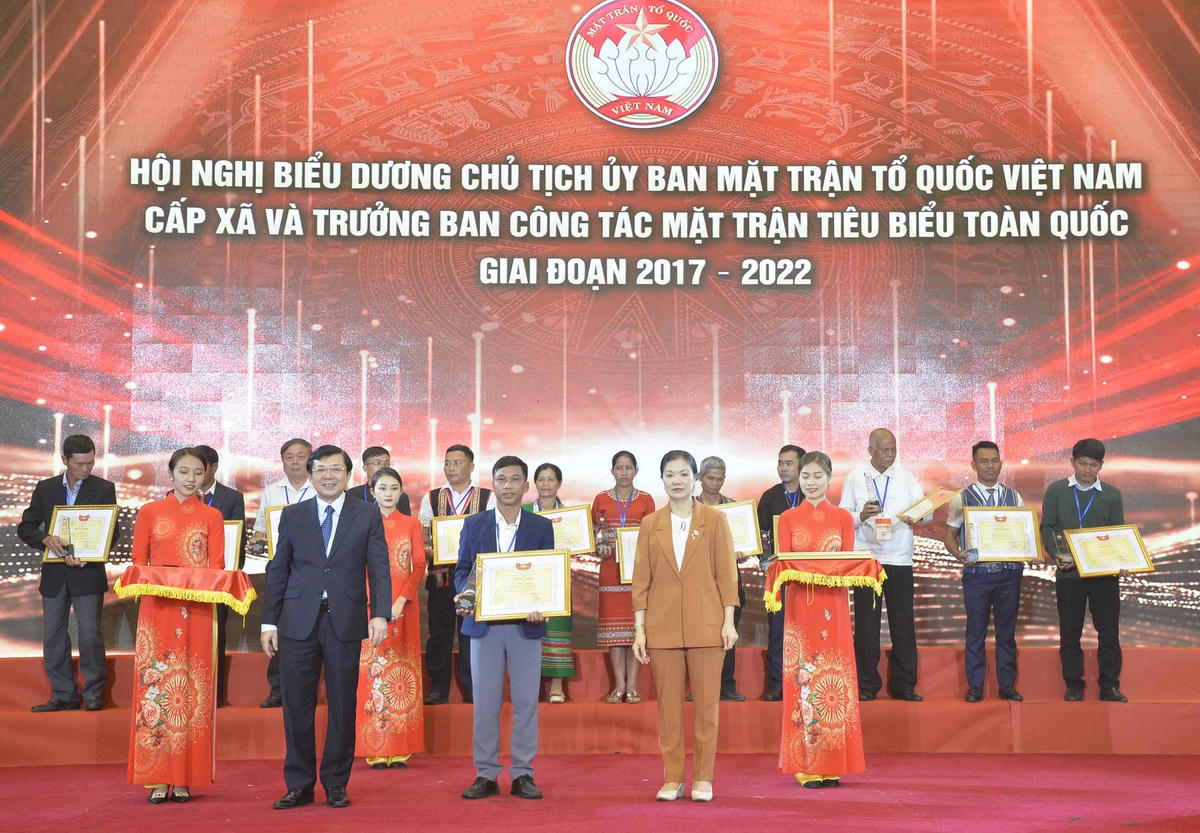 Phó Chủ tịch Trương Thị Ngọc Ánh và Phó Chủ tịch Nguyễn Hữu Dũng trao Bằng khen của UBTƯ MTTQ Việt Nam cho các điển hình tiêu biểu. Ảnh: Mạnh Cường.