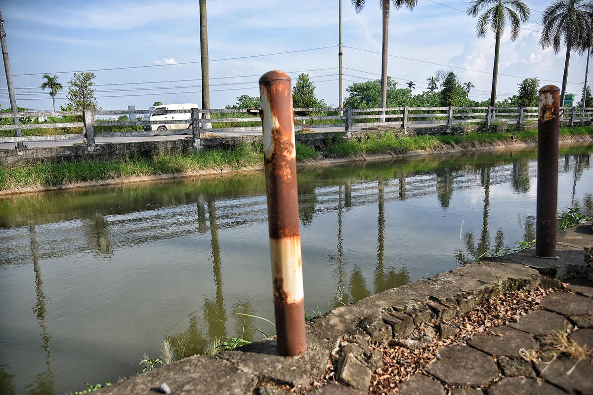 "Phần lan can bờ kênh, vỉa hè thuộc trách nhiệm quản lý của UBND huyện Đan Phượng. Công ty chủ yếu chịu trách nhiệm quản lý, sửa chữa phần mái kênh", đại diện lãnh đạo Công ty Thủy lợi sông Đáy nói.