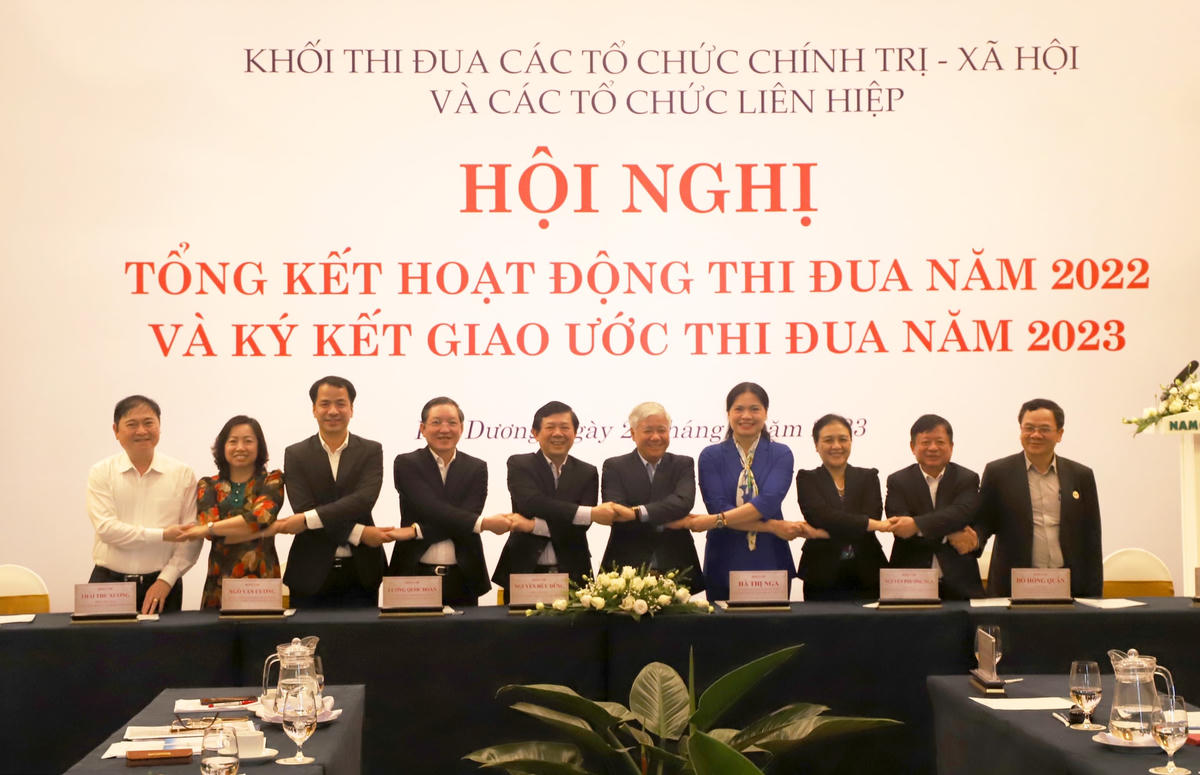 Chủ tịch Đỗ Văn Chiến chụp ảnh lưu niệm cùng các thành viên trong Khối Thi đua.