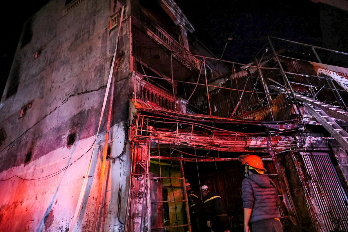 Tại hiện trường, nhiều tài sản của ngôi nhà xảy ra hỏa hoạn bị thiêu rụi hoàn toàn. Ảnh: Quang Vinh.