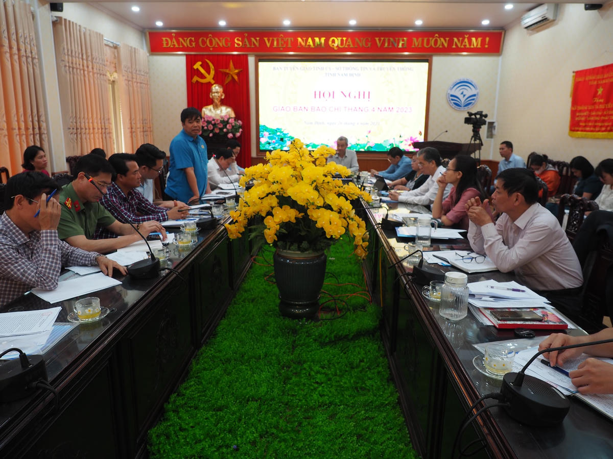 Phó Chủ tịch LĐLĐ tỉnh Nam Định Trần Trọng Thái thông tin tại hội nghị.