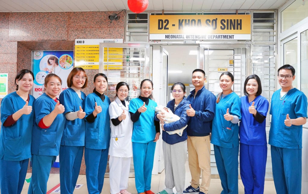 Các y, bác sĩ Khoa Sơ sinh (Bệnh viện Sản Nhi Quảng Ninh) chăm sóc, nuôi trẻ từ 600 gram lên 2,3kg, khỏe mạnh và được xuất viện.