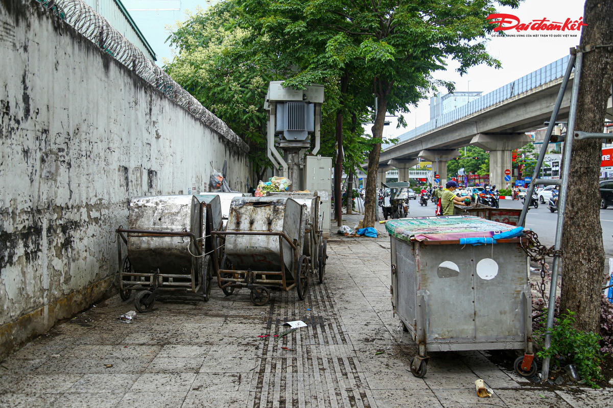 Hà Nội: Xe rác lấn chiếm lòng đường gây mất ATGT, ô nhiễm môi trường