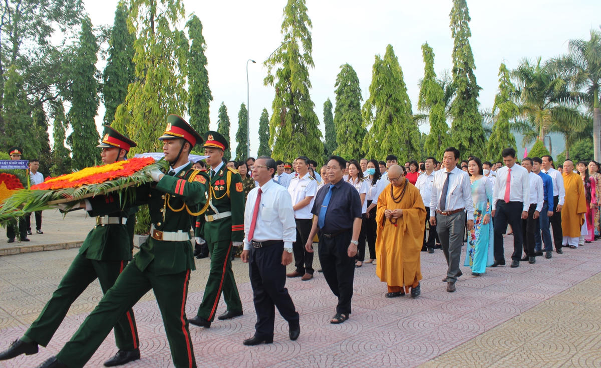 Ông Trần Ngọc Thanh, Chủ tịch Uỷ ban MTTQ Việt Nam tỉnh Khánh Hòa viếng Nghĩa trang liệt sĩ Hòn Dung.