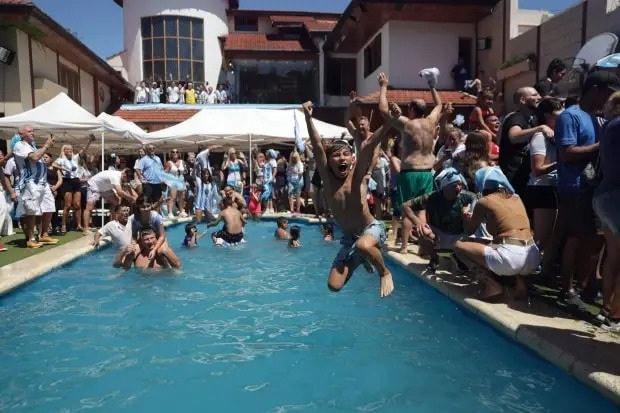 Người hâm mộ ăn mừng tại ngôi nhà cũ của huyền thoại bóng đá Diego Maradona (Ảnh: AFP).